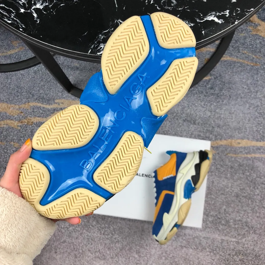 👟👟Ex-factory price 800👟👟 Balenciaga second generation 17 colors🖤 Balenciaga Triple-s Balenciaga-dad shoes. The world’s most popular retro jogging shoes 🔥. 🔺Retro distressed craftsmanship ~ original combination sole, heavy craftsmanship, not a low-end 2-layer combination sole! The upper is made of imported parachute cloth spliced ​​with nubuck matte, priced at 24 yuan per foot, which is different from the ordinary canvas on the market! The back is covered with cowhide high-frequency embossing! ⚠️When purchasing authentic products at the counter, I specifically asked the clerk about the materials. Size: 35-41 yards, men’s size 39-45, matching cloth bag, shoelaces, complete certificate of certification/men’s model will be notified later.